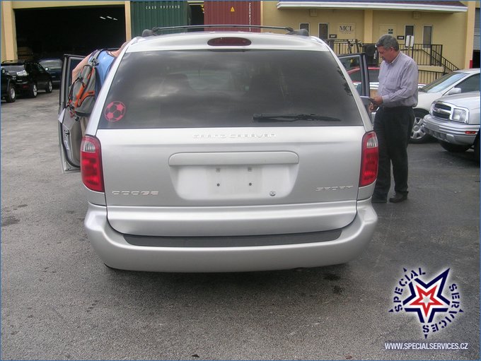 dodge grand caravan 2002 rear.JPG